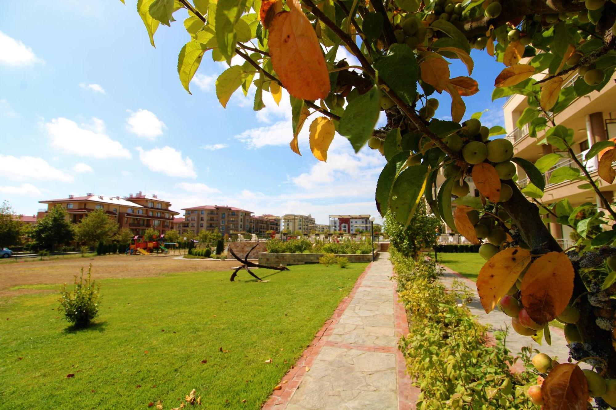 Sorrento - Menada Apartments Светий Влас Екстер'єр фото