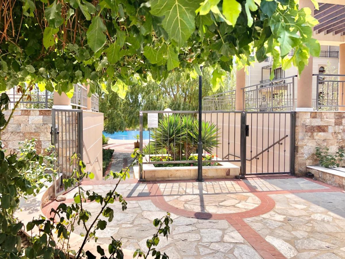 Sorrento - Menada Apartments Светий Влас Екстер'єр фото